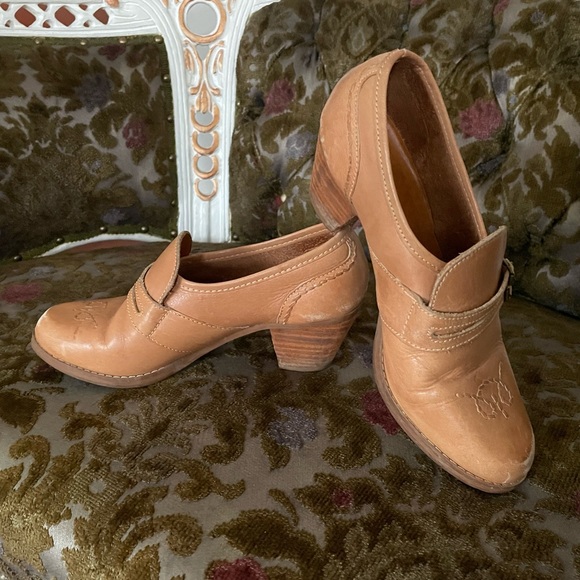 Vintage Block Heel Leather Shoes made in Brazil - Picture 2 of 8